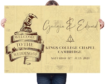 Puede incluir: Un anuncio de boda de estilo vintage con una ilustración marrón de un sombrero de mago y un tren. El texto dice "Bienvenido a la boda de Georgia & Edward, Kings College Chapel, Cambridge, sábado 31 de julio de 2023".