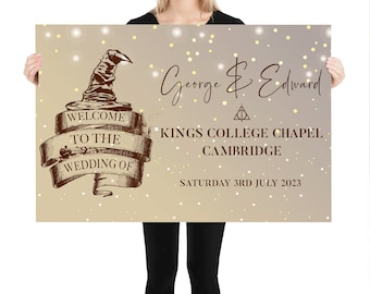 Puede incluir: Un cartel de anuncio de boda con fondo dorado y marrón. El cartel presenta un dibujo de un sombrero de mago y un rollo con el texto "Bienvenido a la boda de George & Edward". El cartel también incluye el texto "Kings College Chapel, Cambridge, sábado 3 de julio de 2023".