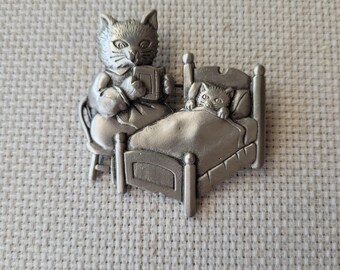 Vintage cat JJ brooch, mom cat reading to baby kitten, storytime cats, Jonette Jewelry