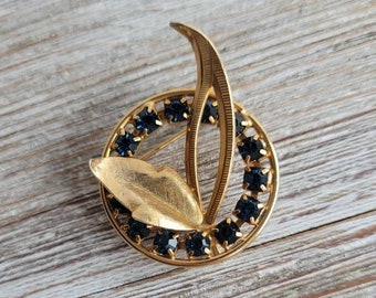 Vintage rhinestone brooch, vintage brooch, gold tone leaf detail, leaf brooch, vintage jewelry, blue green rhinestones, circular brooch,
