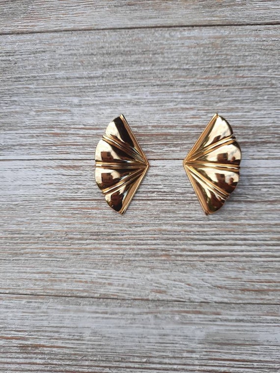 Vintage clip on earrings, gold tone, fan earrings… - image 2