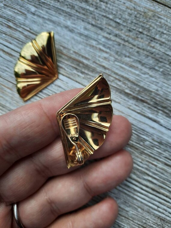 Vintage clip on earrings, gold tone, fan earrings… - image 4