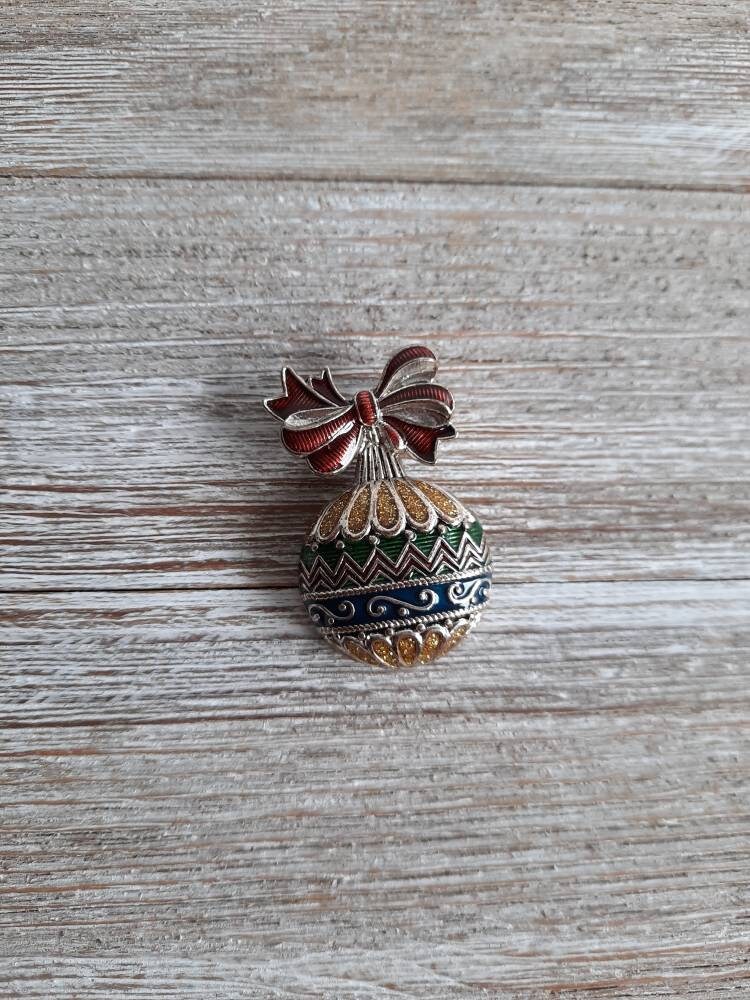 Broche camée en résine imitation perle marron crème, non signée des