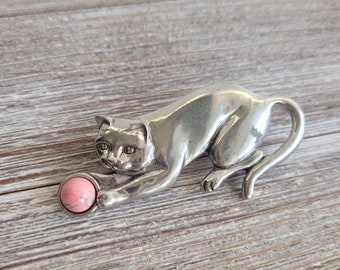 Vintage cat brooch, seagull pewter, cats, cat with ball of yarn, etain pewter zinn, vintage jewelry, cat jewelry, pewter brooches