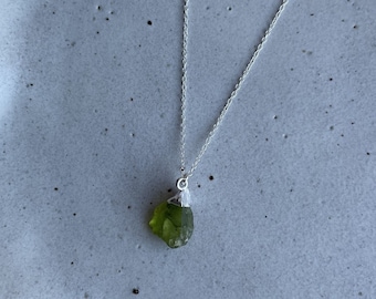 Raw Peridot Necklace, Sterling Silver Peridot Gemstone Necklace, Everyday Gemstone Charm Necklace, Green Gemstone, Minimalist Boho Necklace