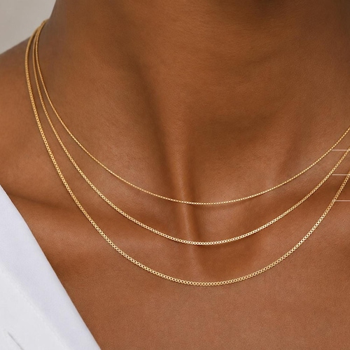 Collar de cadena tipo caja, oro amarillo de 14 quilates, longitudes de 14 a 24 pulgadas, anchos de 0,5 a 0,8 mm.