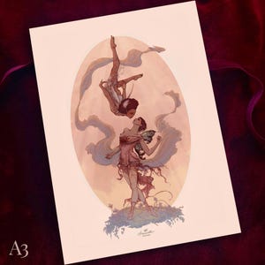 Könnte beinhalten: A3-Kunstdruck mit einer stilisierten Illustration von zwei Figuren in fließenden Kleidern. Eine Figur ist kopfüber aufgehängt, während die andere unten steht, mit einem Schmetterlingsdetail. Das Kunstwerk ist vor einem weichen, ovalen Hintergrund mit fließenden Stoffelementen angeordnet.