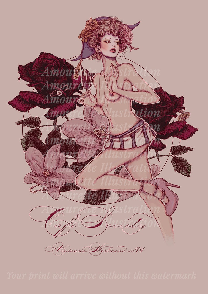 Pu&ograve; includere: Un'illustrazione rosa e bianca di una donna che indossa una gonna a righe e un cappello con fiori. Tiene un bicchiere in mano e si trova davanti a uno sfondo di fiori rosa e bianchi. Il testo "Cafe Society" &egrave; scritto in corsivo nella parte inferiore dell'immagine.
