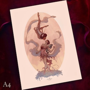 Könnte beinhalten: Ein A4-Druck mit einer stilisierten Illustration von zwei Figuren in fließenden Kleidern. Eine Figur schwebt in der Luft, die andere steht darunter, mit einem Schmetterling. Das Kunstwerk ist vor einem weichen, pfirsichfarbenen Hintergrund mit wolkigen Elementen platziert.