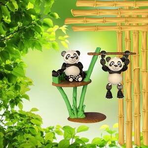 Peut inclure: Deux figurines de panda noir et blanc, l'une assise sur une plateforme en bambou et l'autre suspendue à un poteau en bambou. Les deux pandas ont des yeux noirs et un nez noir.