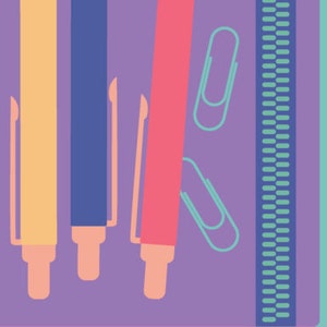K&ouml;nnte beinhalten: Drei Stifte in einem violetten Federm&auml;ppchen mit Rei&szlig;verschluss. Die Stifte sind gelb, blau und rot. Auf dem M&auml;ppchen befinden sich zwei B&uuml;roklammern.
