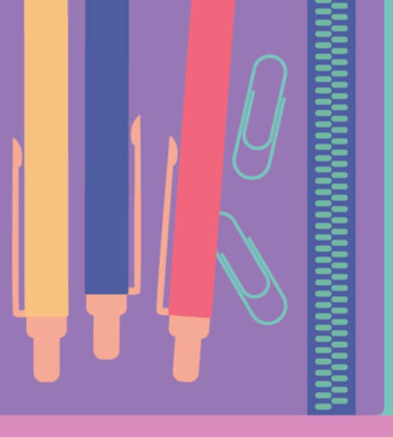 K&ouml;nnte beinhalten: Drei Stifte in einem violetten Federm&auml;ppchen mit Rei&szlig;verschluss. Die Stifte sind gelb, blau und rot. Auf dem M&auml;ppchen befinden sich zwei B&uuml;roklammern.