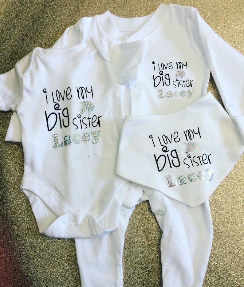 Personalised Baby Sleepsuit Vest /& Bib set