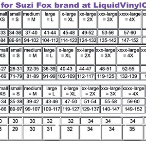 Op de afbeelding: Maattabel voor heren van het merk Suzi Fox op LiquidVinylClothing.com. Bevat borst-, taille- en heupmaten in inches en centimeters. Maten vari&euml;rend van XXS tot 6X, met binnenbeenlengte en torso maten.