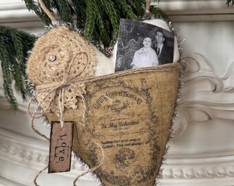 Pochette photo en forme de coeur pour la Saint-Valentin avec dentelle et guirlandes