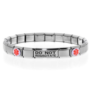 Könnte beinhalten: Ein silbernes Charm-Armband mit einem medizinischen Alarm-Anhänger, auf dem "NICHT WIEDERBELEBEN" steht und ein rotes Stern-des-Lebens-Symbol.