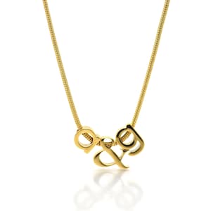 K&ouml;nnte beinhalten: Eine goldene Kettenkette mit einem Anh&auml;nger mit den ineinander verschlungenen Buchstaben "D&G".