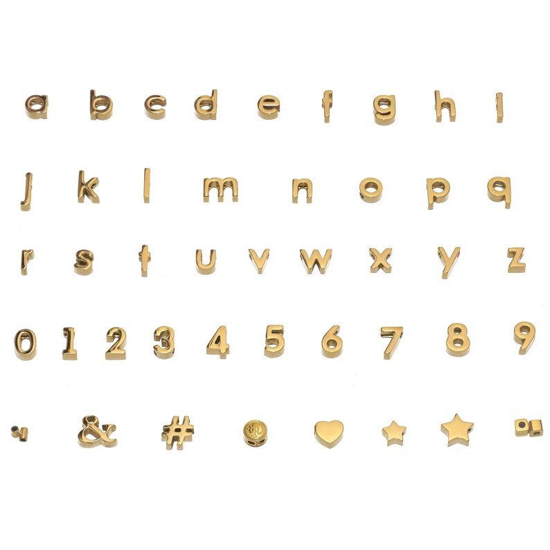 K&ouml;nnte beinhalten: Goldfarbene Metall-Anh&auml;nger in Form von Buchstaben und Zahlen, einschlie&szlig;lich Satzzeichen, einem Herz und Sternen.