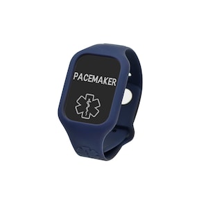 以下が含まれることがあります： 「PACEMAKER」という文字と白い医療シンボルが書かれた青いシリコン製の医療用ブレスレットです。
