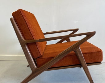 Elegante silla Z de nogal hecha a mano en color naranja quemado