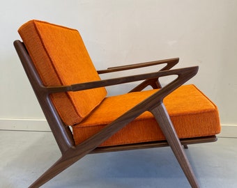 Elegante silla Z hecha a mano de nogal macizo en color naranja eléctrico