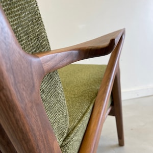 Exquisite Handmade Walnut Z Chair in Avocado image 4