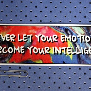 Peut inclure: Un autocollant coloré avec un fond blanc et le texte "Ne laissez jamais vos émotions l'emporter sur votre intelligence".