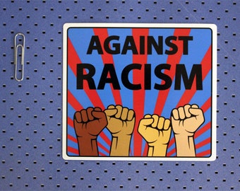 Pode incluir: Um adesivo azul e vermelho com o texto "AGAINST RACISM" em letras pretas. Cinco punhos levantados de diferentes tons de pele são mostrados na frente do texto.