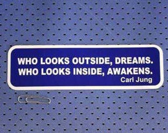 Quien mira afuera, sueña. Quién mira dentro, despierta pegatina de parachoques Cita de Carl Jung