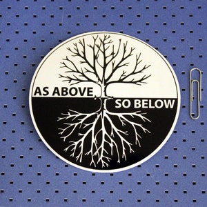 Peut inclure: Autocollant noir et blanc avec un arbre et ses racines. Le texte "As Above So Below" est écrit sur l'autocollant.