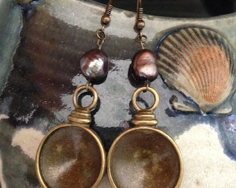 Bronze hammered disc earrings with peacock pearls