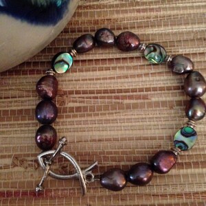 Peacock pearl bracelet with puau shell oval beads
