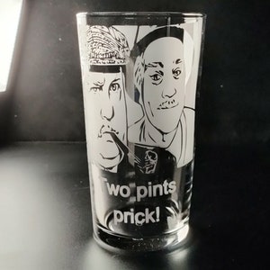 Puede incluir: Un vaso de vidrio transparente con una imagen grabada en blanco y negro de dos hombres. El texto "Two pints prick!" est&aacute; grabado en la parte inferior del vaso.
