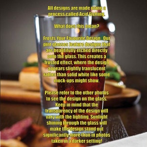 Puede incluir: Primer plano de un vaso con un dise&ntilde;o esmerilado. El texto en el vaso dice "Frosts Your Favourite Design: Our pint glasses feature designs that are beautifully etched directly onto the glass. This creates a frosted effect, where the design appears slightly translucent rather than solid white like some mock-ups might show."