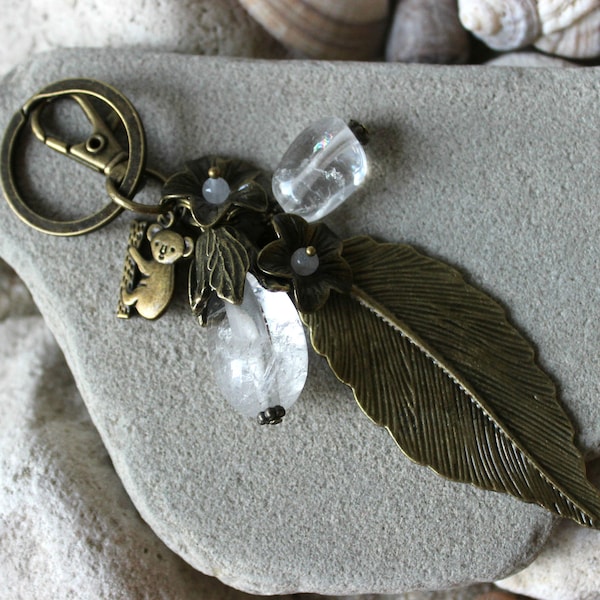 Porte-clés en pierre précieuse en cristal de roche, charme de sac en cristal de roche Boho, charme de sac à main en pierre précieuse pour femme, cadeau de porte-clés en forme d'ours koala en feuille de bronze pour elle
