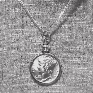 Un véritable collier de bijoux en argent américain avec pièce de 10 cents en mercure avec lunette, anneau de saut, chaîne de 9,26 de 14 à 24 pouces.
