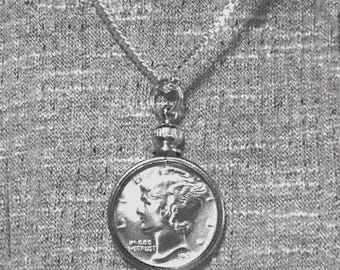 Naszyjnik z monetą dziesięciocentową Mercury, oprawa bezelowa, łańcuszek platerowany srebrem próby 925
