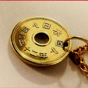 Collar de moneda japonesa de cinco yenes. Trae buena suerte en la fortuna, en el amor, las relaciones y la amistad.