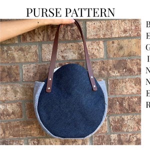 Puede incluir: Un bolso azul marino con asas de cuero marrón y un ribete con estampado geométrico. El bolso tiene forma redondeada. El texto de la imagen dice "PURSE PATTERN" y "NO ZIPPER".