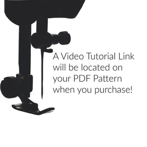 Puede incluir: Primer plano de una aguja de m&aacute;quina de coser, con el texto "&iexcl;Un enlace a un tutorial en v&iacute;deo estar&aacute; disponible en tu patr&oacute;n PDF cuando compres!"