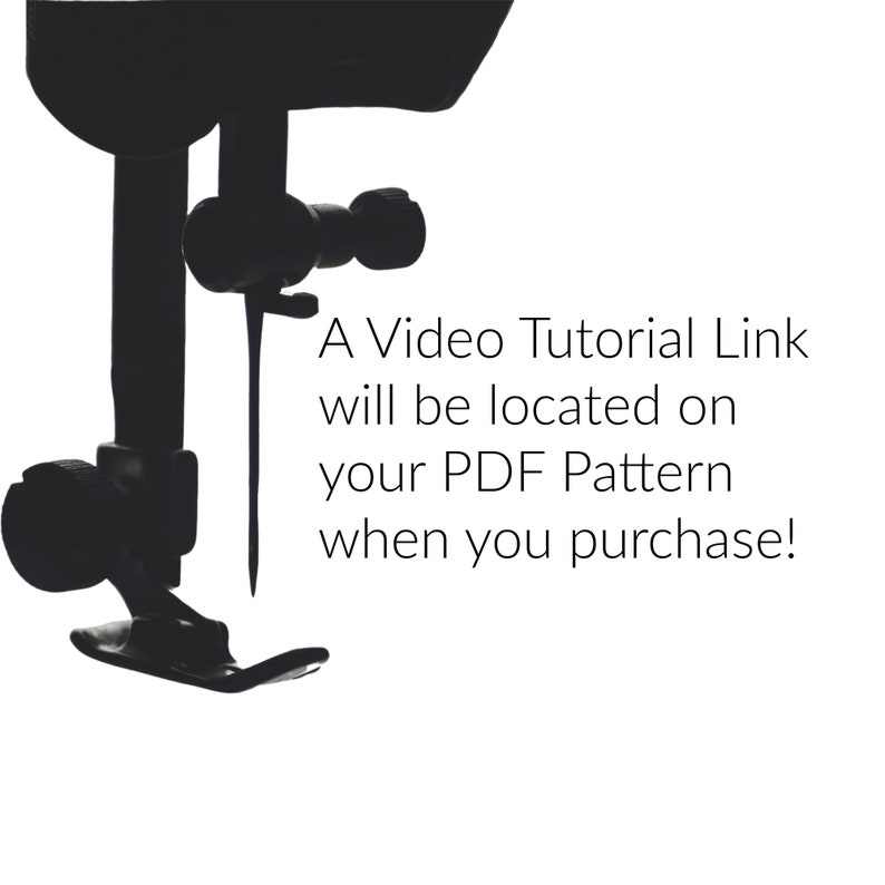 Puede incluir: Primer plano de una aguja de m&aacute;quina de coser, con el texto "&iexcl;Un enlace a un tutorial en v&iacute;deo estar&aacute; disponible en tu patr&oacute;n PDF cuando compres!"