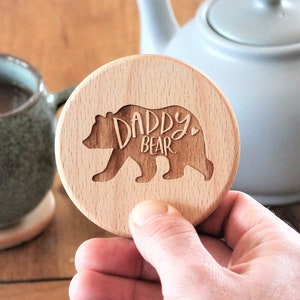 Posavasos de madera personalizado con la imagen de Papá Oso - Regalo grabado para el Día del Padre
