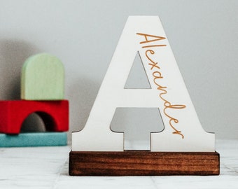Personalisierter Holzbuchstabe mit Namen – Kinderzimmer-Regaldekoration – Kinderzimmerschild – Montessori