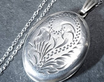 Vintage OVAL SILVER LOCKET - Fauna Pattern with 20" Chain - 6g