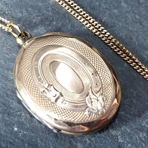 VICTORIAN 14ct Gold Locket with Photos - Middle Section inside on 18" chain - 8.3g