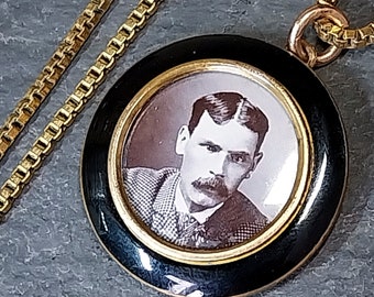 Medallón con fotografía antigua - Pinchbeck esmaltado de doble cara en cadena de 15" - 14,7 g