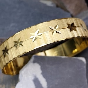 Bracelet jonc vintage laminé en or 9 carats extensible avec étoiles - 20,8 g