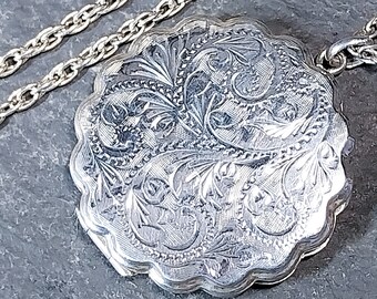 Large Vintage SILVER LOCKET Circular with scalloped edge and 22" Chain - 16.4g