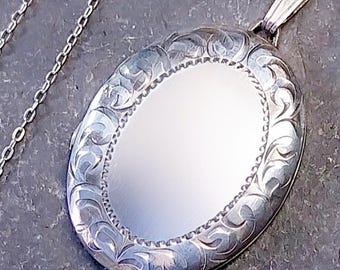 Vintage SILVER OVAL LOCKET c 1978- Scroll Border 20" Chain - 7g