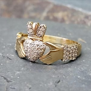 9 Karat GOLD & cz CLADDAGH Ring - Größe Q (uns 8) - 2,1 g
